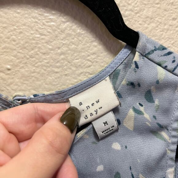 A New Day Sleeveless Shell Blouse Crew Neck Blue Green Tan Abstract Tank Top M - Picture 4 of 6